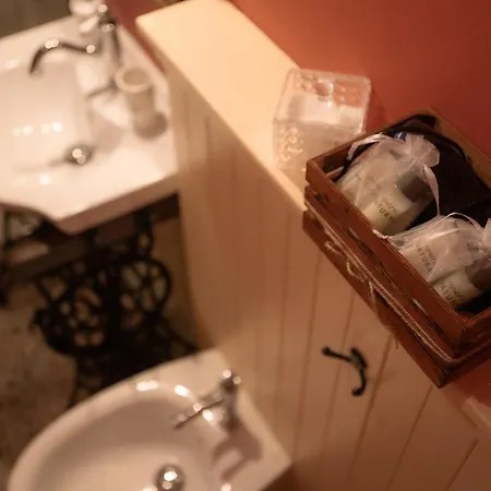 بيت ضيافة La Casa Del Gelsomino أكوافيفا بيسينا